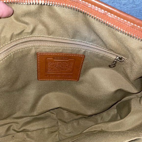 💚 Beautiful vintage coach purse in light green 💚 great condition. 8x10 in - Picture 5 of 5